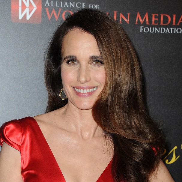 Andie MacDowell no The Gracie Awards (Foto: Getty Images)