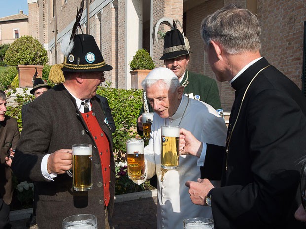 Papa Bento celebra os 88 anos no melhor estilo bávaro (Foto: L'Osservatore Romano/Pool Photo via AP)