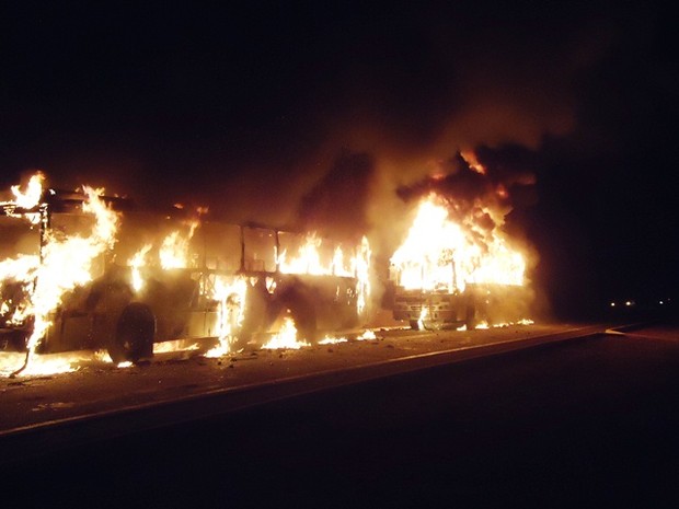 Manifestantes queimam ônibus em José de Freitas durante protesto (Foto: Coronel Pinheiro/ Portal JF Agora)