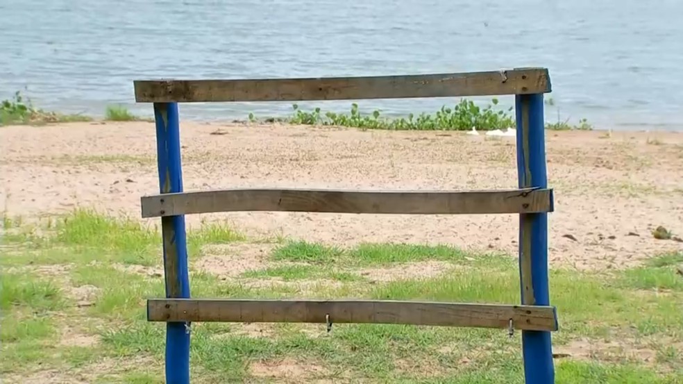 Estrutura de madeira sem placa de aviso sobre risco em frente ao local onde família morreu afogada no rio Tietê — Foto: TV TEM/Reprodução