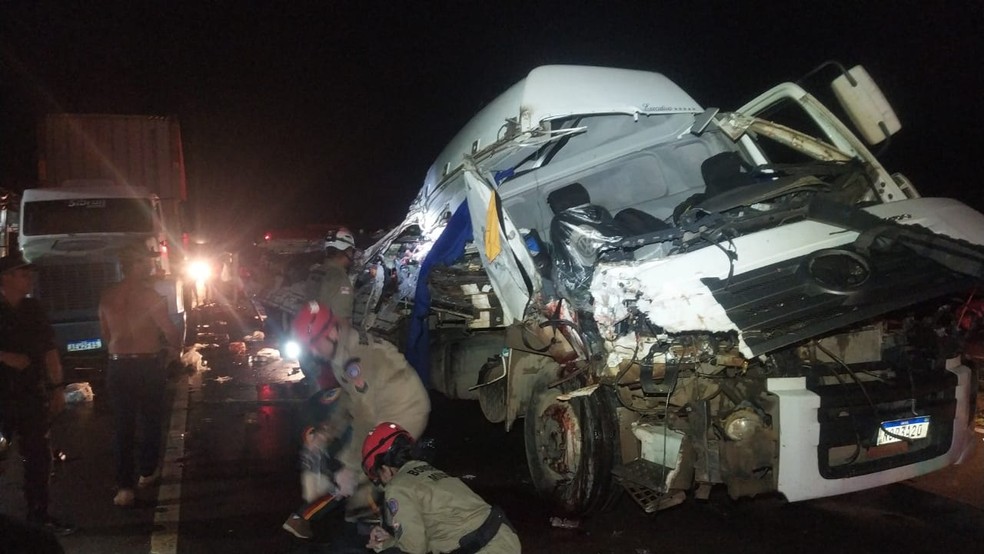 Caminhão ficou com a frente destruída após bater na traseira de carreta, na AM-070  — Foto: Corpo de Bombeiros do Amazonas 