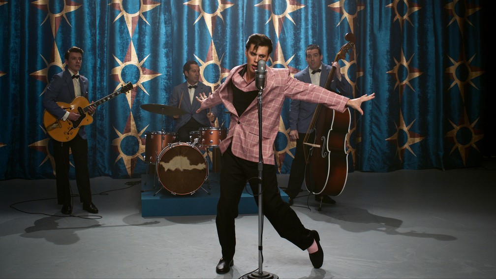 Elvis Presley (Austin Butler) se apresenta num show numa cena de "Elvis" — Foto: Divulgação