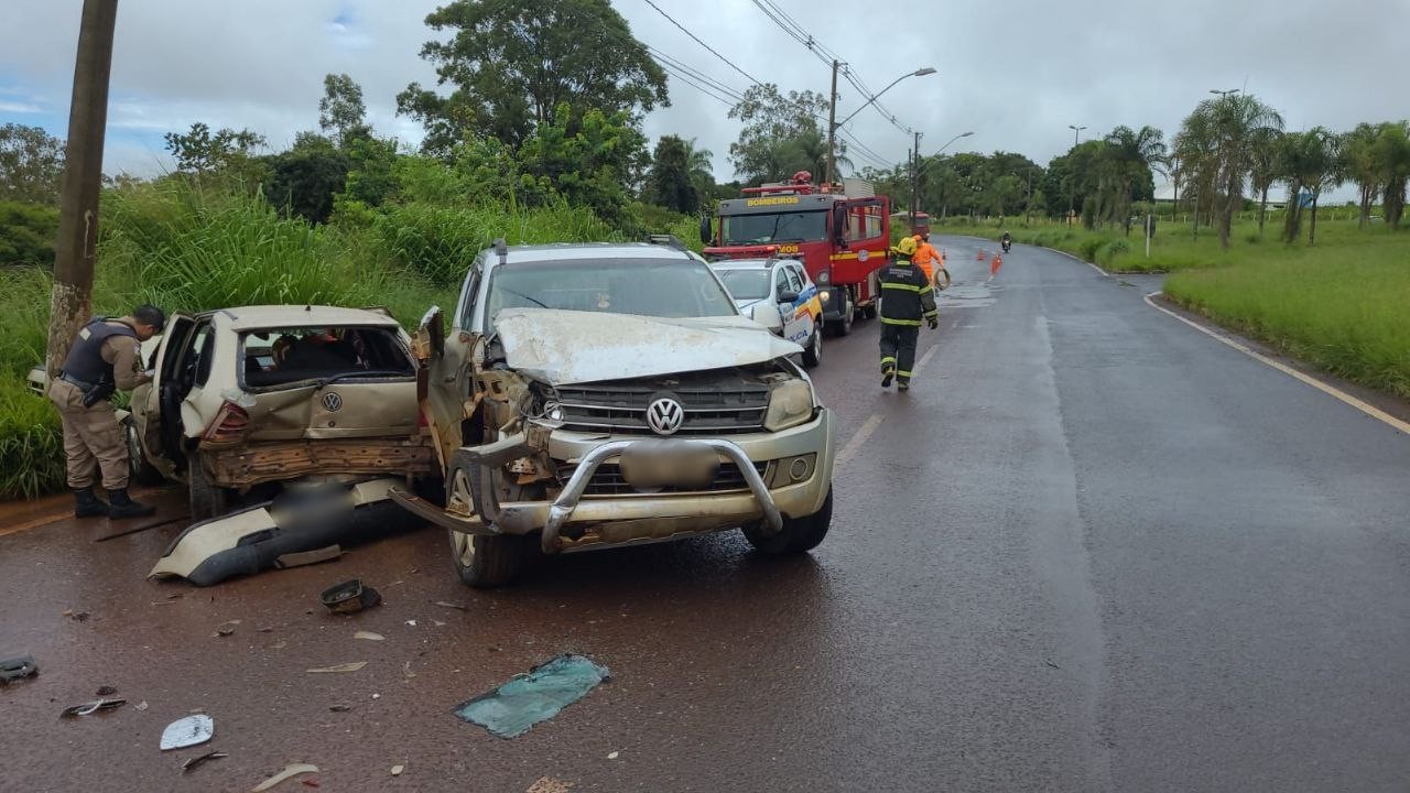 Motorista tem ferimentos na cabeça e no pescoço após batida entre carro e caminhonete em Araxá