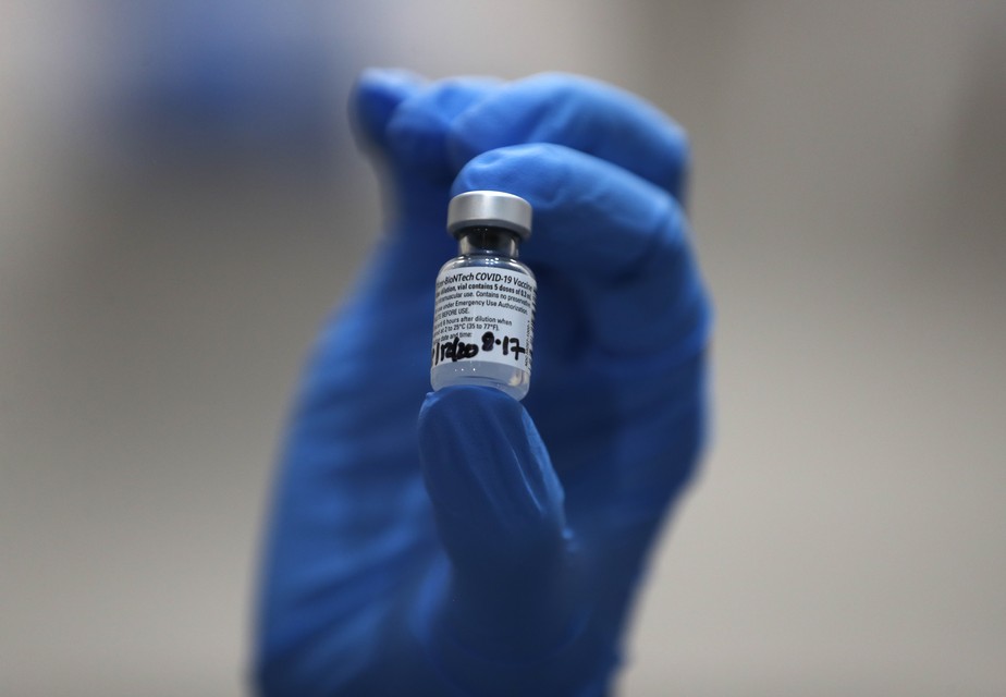 Uma enfermeira segura um frasco da vacina contra covid-19 da Pfizer e BioNTech no Guy Hospital em Londres