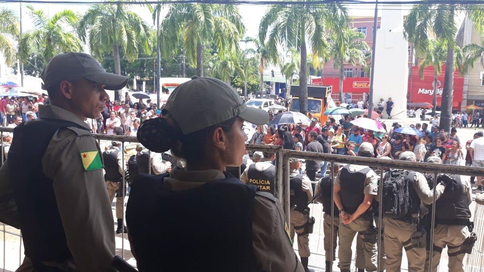 Cerca de 300 policiais militares fazem a segurança na Aleac, segundo deputado — Foto: Iryá Rodrigues/G1