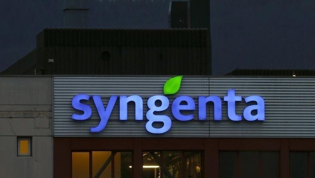 O logo da companhia de agroquímicos Syngenta é visto na entrada da fábrica em Muenchwilen, na Suíça (Foto: Arnd Wiegmann/Arquivo/Reuters)