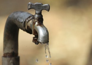 água torneira seca desperdício crise hídrica (Foto: Thinkstock)