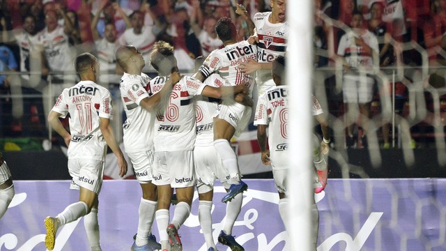 Jogadores comemoram gol do São Paulo contra a LDU