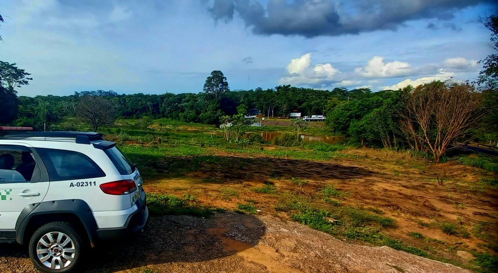 Degradação ambiental e supressão de árvores foram constatados em chácara em Presidente Epitácio — Foto: Polícia Ambiental