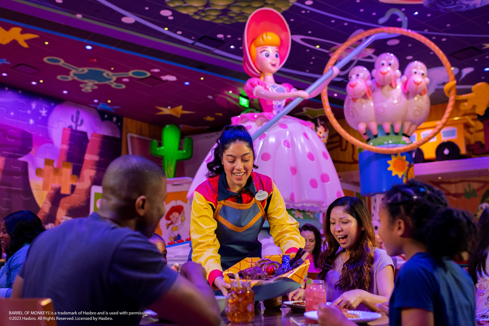 O Roundup Rodeo BBQ é o primeiro restaurante com serviço de mesa da Toy Story Land, do parque Hollywood Studios, do Walt Disney World, na Flórida — Foto: Divulgação / Disney Parks