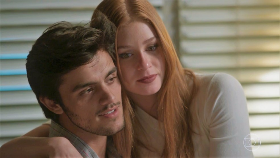 Eliza (Marina Ruy Barbosa) convida Jonatas (Felipe Simas) para ir junto — Foto: TV Globo