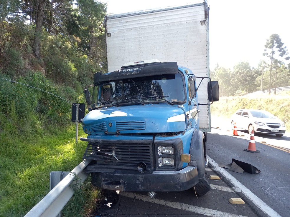 Caminhão tentou tirar veículo para acostamento, mas atingiu o carro na BR-277 — Foto: Gilmar Correa/RPC