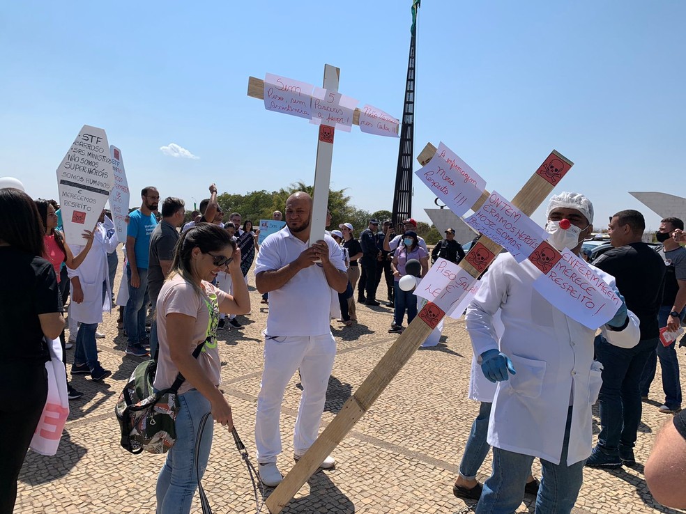Protesto de profissionais de enfermagem em Brasília — Foto: Brenda Ortiz/g1