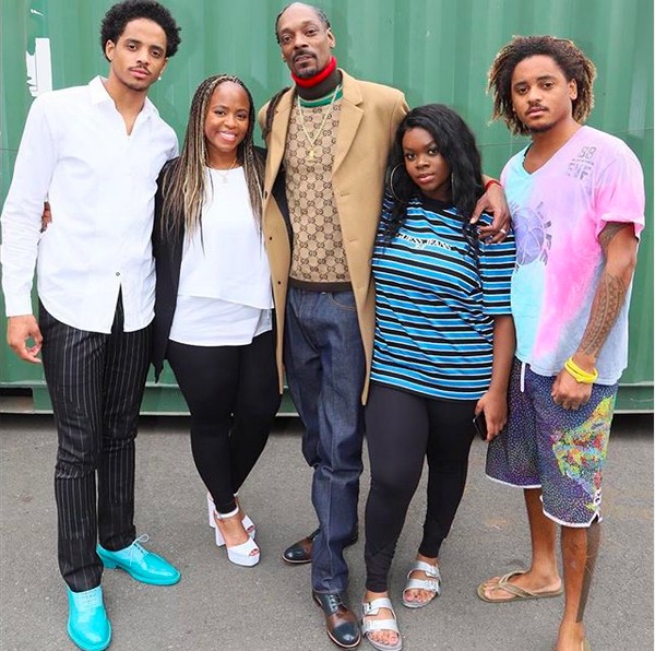 O rapper Snoop Dogg com a esposa e os três filhos (Foto: Instagram)