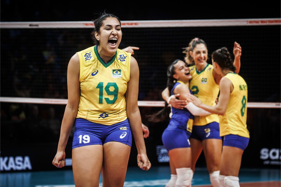 Tainara festeja ponto do Brasil contra a China — Foto: Divulgação/FIVB