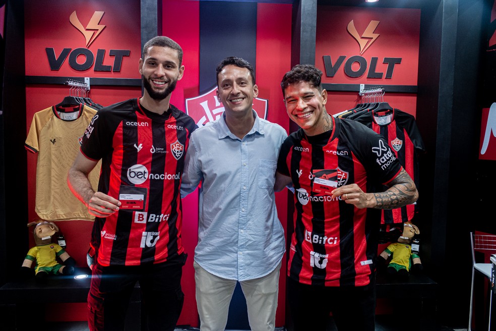 Wagner Leonardo e Giovanni Augusto são apresentados pelo diretor de futebol Ítalo Ferreira — Foto: Victor Ferreira/EC Vitória
