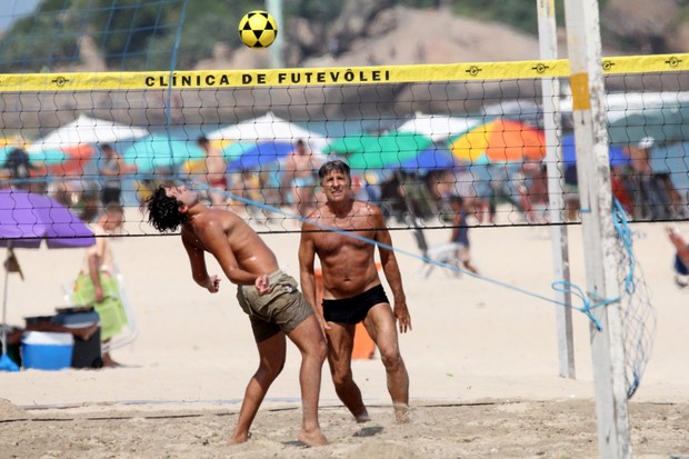 Renato Gaúcho joga futevôlei em praia no Rio de Janeiro (Foto: JC Pereira/Agnews)