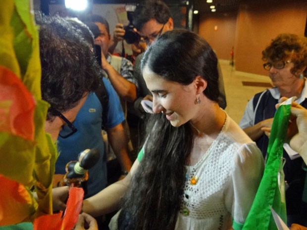 Na chegada ao Brasil, Yoani foi recebida por diversos jornalistas no aeroporto Internacional dos Guararapes, no Recife (Foto: Katherine Coutinho/G1)