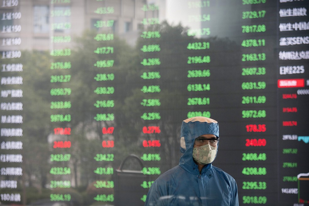 Operador da bola de Xangai trabalha com máscara na abertura do mercado chinês, nesta segunda-feira (3) — Foto: AP Photo