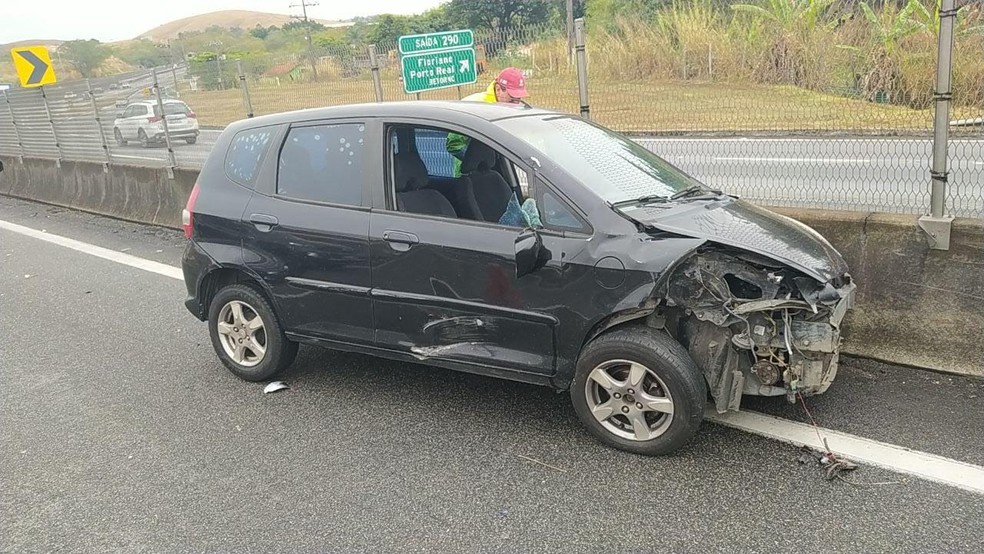 Carro bateu na traseira de um veículo de carga na altura de Floriano — Foto: Divulgação/PRF