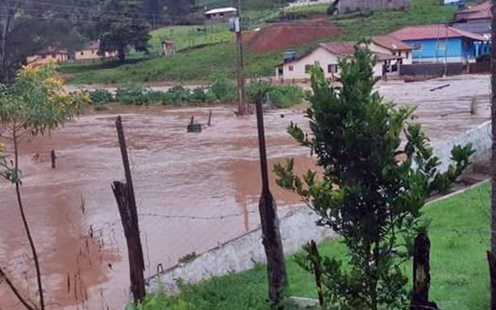 Água da chuva invade casas de pelo menos 20 famílias em Maria da Fé — Foto: Luis Henrique da Silva