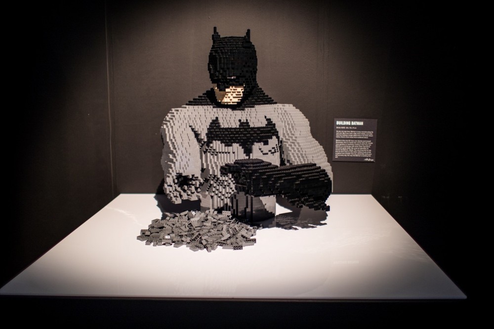 Batman feito com Legos, em comemoração ao aniversário de 80 anos do personagem  (Foto: Divulgação)