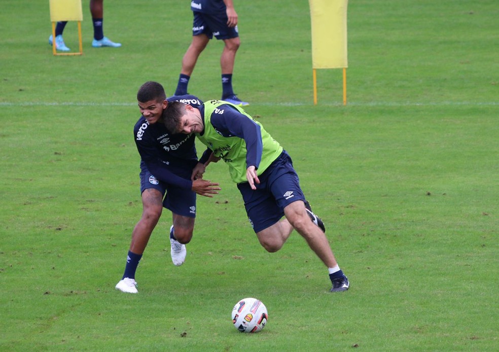 Kannemann em disputa durante treino do Grêmio — Foto: João Victor Teixeira/ge