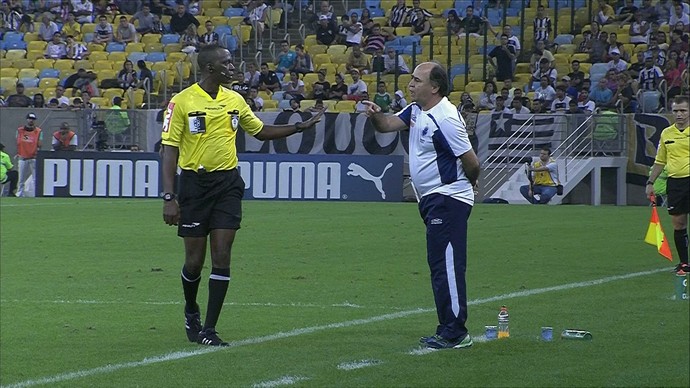Juiz que deu amarelo a Sheik fica fora da escala; comissão nega punição