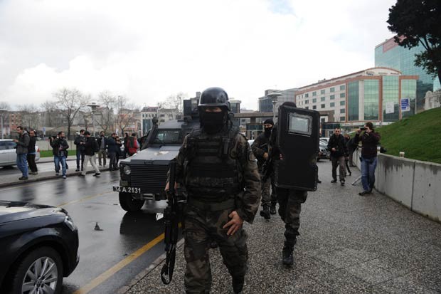 Área ao redor do Palácio da Justiça foi isolada após a entrada do grupo de extrema esquerda em Istambul (Foto: AFP)