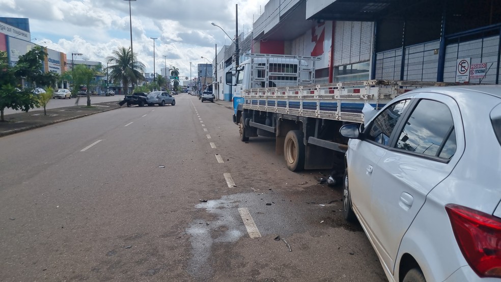 Acidente envolvendo vários carros e um caminhão na região central de Porto Velho — Foto: Armando Junior/Rede Amazônica