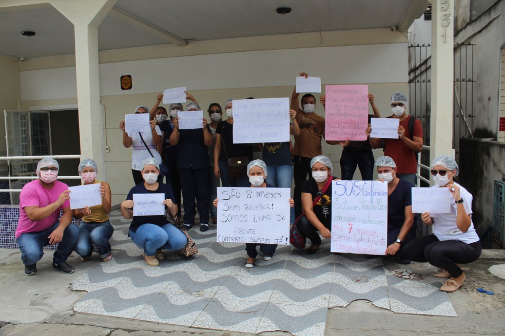Terceirizados da saúde fazem protesto para cobrar salários atrasados em Manaus — Foto: Eliana Nascimento/G1 AM 