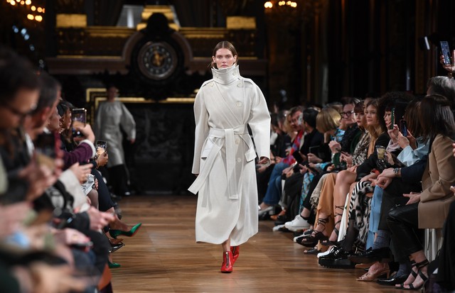 PARIS, FRANCE - MARCH 02: (EDITORIAL USE ONLY) A model walks the runway during the Stella McCartney as part of the Paris Fashion Week Womenswear Fall/Winter 2020/2021 on March 02, 2020 in Paris, France. (Photo by Pascal Le Segretain/Getty Images) (Foto: Getty Images)