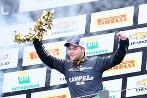 Felipe Fraga comemora título da Stock Car 2016 (Foto: Fernanda Freixosa)