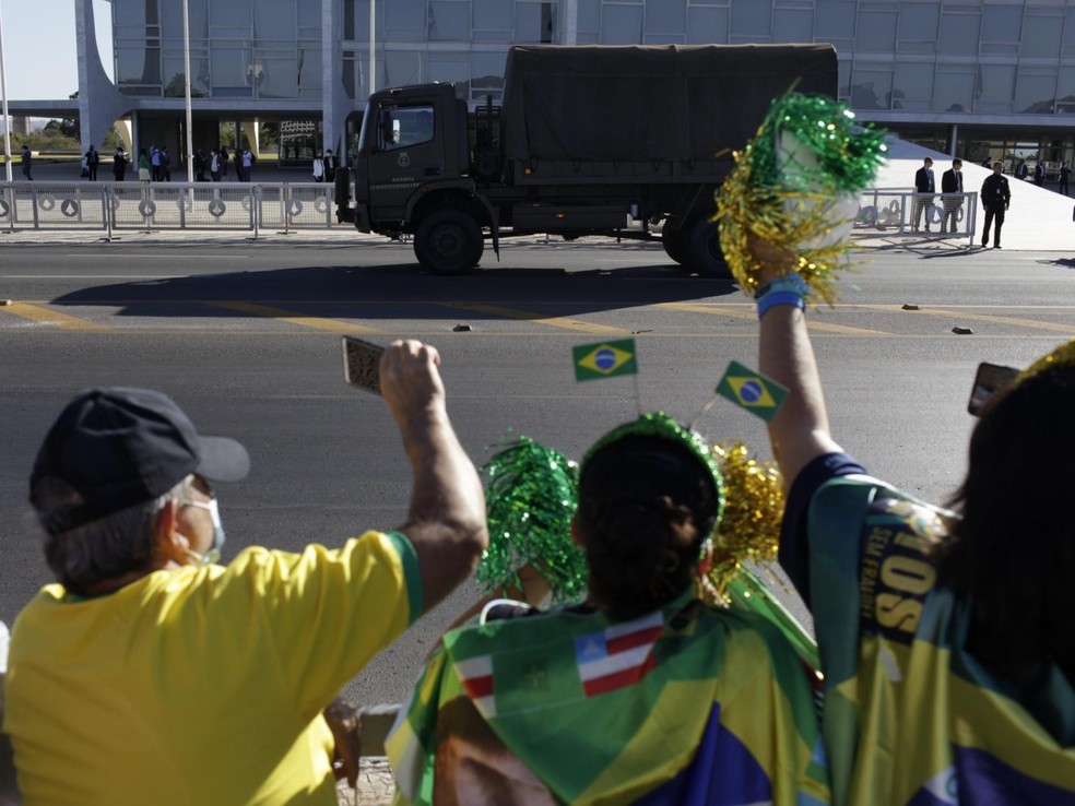 Apoiadores do presidente Jair Bolsonaro em frente ao Palcio do Planalto, nesta tera-feira (10)  Foto: Mariana Alves/Futura Press/Estado Contedo