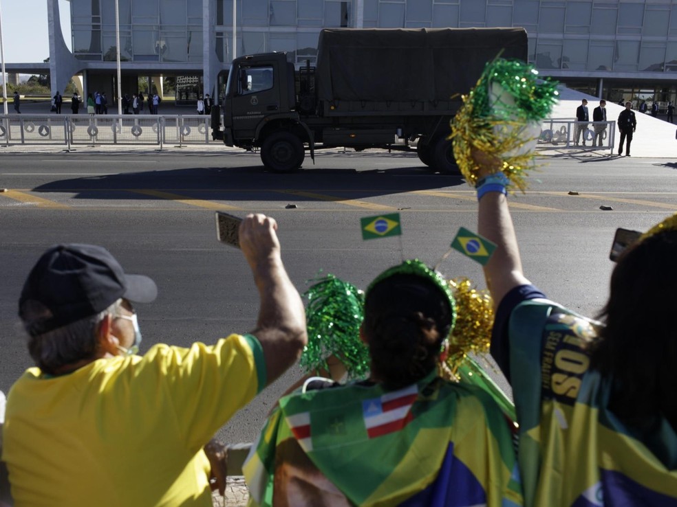 Apoiadores do presidente Jair Bolsonaro em frente ao Palácio do Planalto, nesta terça-feira (10) — Foto: Mariana Alves/Futura Press/Estadão Conteúdo