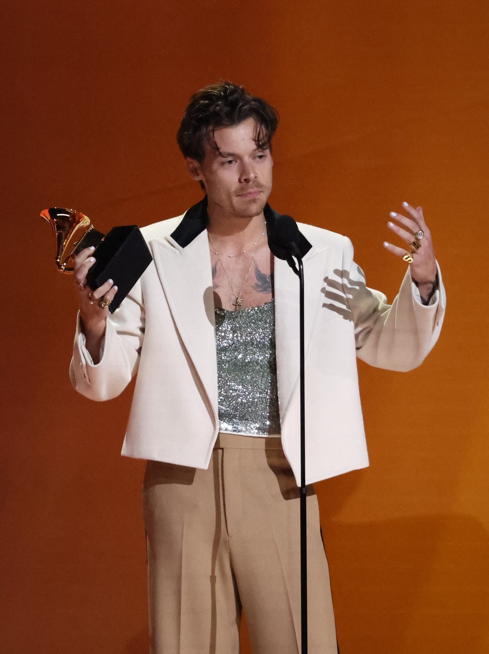 Harry Styles ganha o prêmio de álbum do ano — Foto: REUTERS/Mario Anzuoni