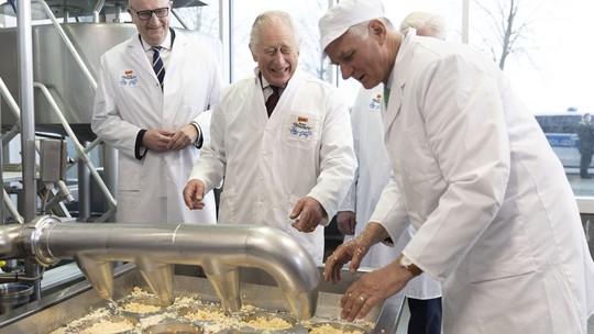 Rei Charles tem ataque de riso enquanto faz queijo na Alemanha