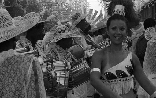 Beth Carvalho no desfile da Unidos da São Carlos em 13 de fevereiro de 1972