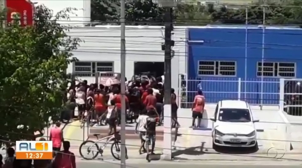 Moradores de Marechal Deodoro protestam em frente ao CISP após suspeito do assassinato de menina de 11 anos ser apreendido — Foto: Reprodução/TV Gazeta