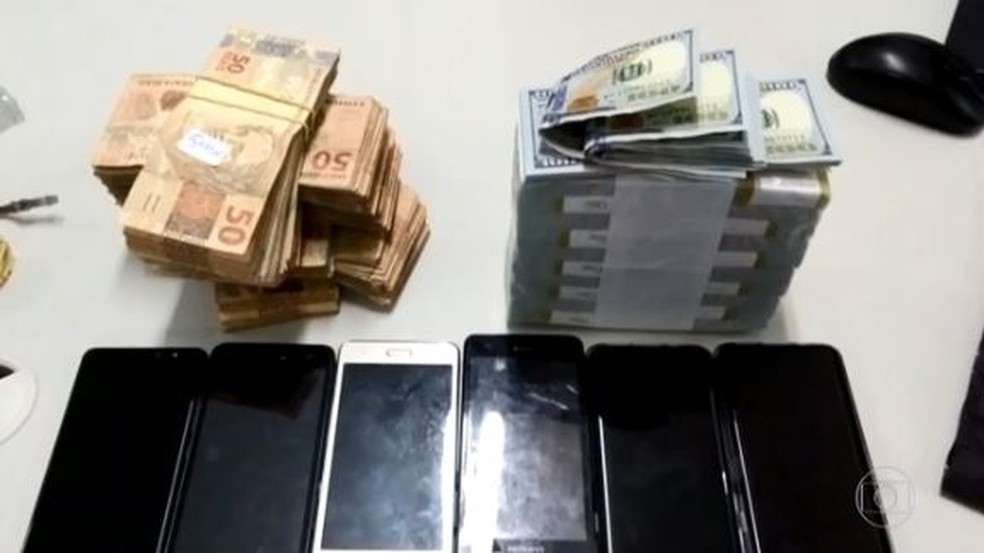 Dinheiro, celulares e um carro de luxo foram apreendidos pela PF — Foto: Reprodução