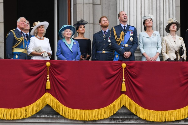 A rainha Elizabeth II na companhia do príncipe Charles, do príncipe William, da duquesa Kate Middleton, do príncipe Harry e da duquesa Meghan Markle e de outros membros da família real britânica em um evento da realeza (Foto: Getty Images)