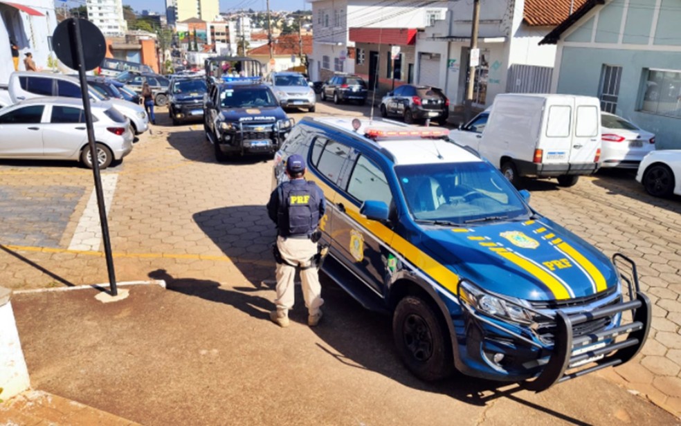 Drogas apreendidas na operação 'Narco Brasil' são escoltadas pela PRF em Passos — Foto: Polícia Rodoviária Federal