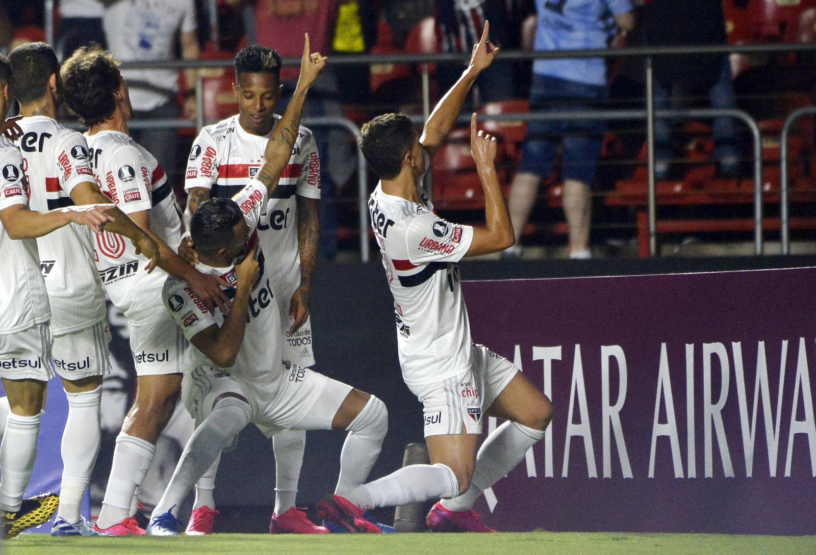 Lateral do São Paulo celebra manutenção do elenco e lamenta pausa em bom momento do time