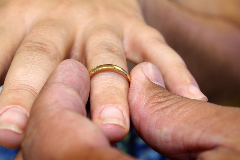 Aliança de casamento sendo colocada, foto de arquivo — Foto: Pedro Bolle/USP Imagens
