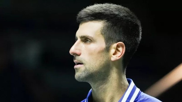 Novak Djokovic ficou detido em hotel após entrar na Austrália (Foto: Getty Images )