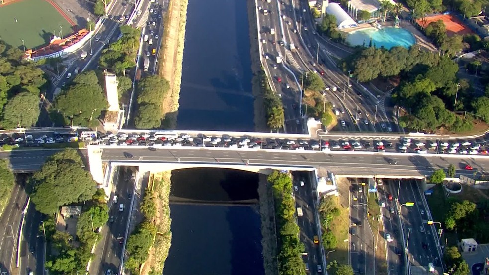 Trânsito na Ponte das Bandeiras, na Zona Norte de SP — Foto: Reprodução/TV Globo
