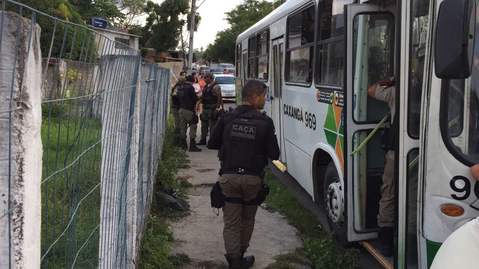 Policiais militares estiveram no local da ocorrência e isolaram a área (Foto: Mônica Silveira/TV Globo)