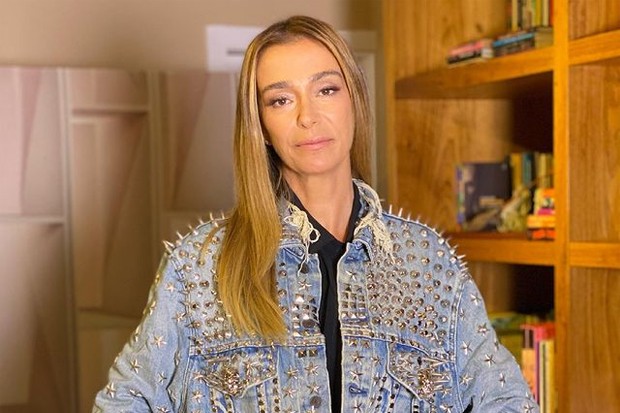 Mônica Martelli usa jaqueta de Paulo Gustavo no Saia Justa (Foto: Reprodução/Instagram)