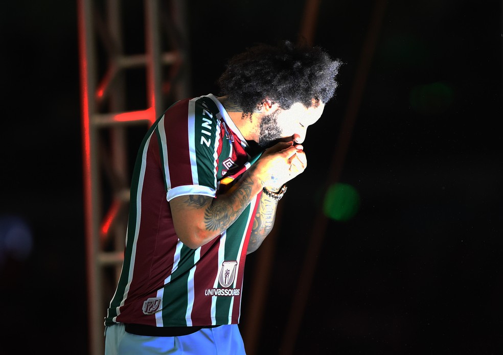 Marcelo beija escudo do Fluminense — Foto: André Durão