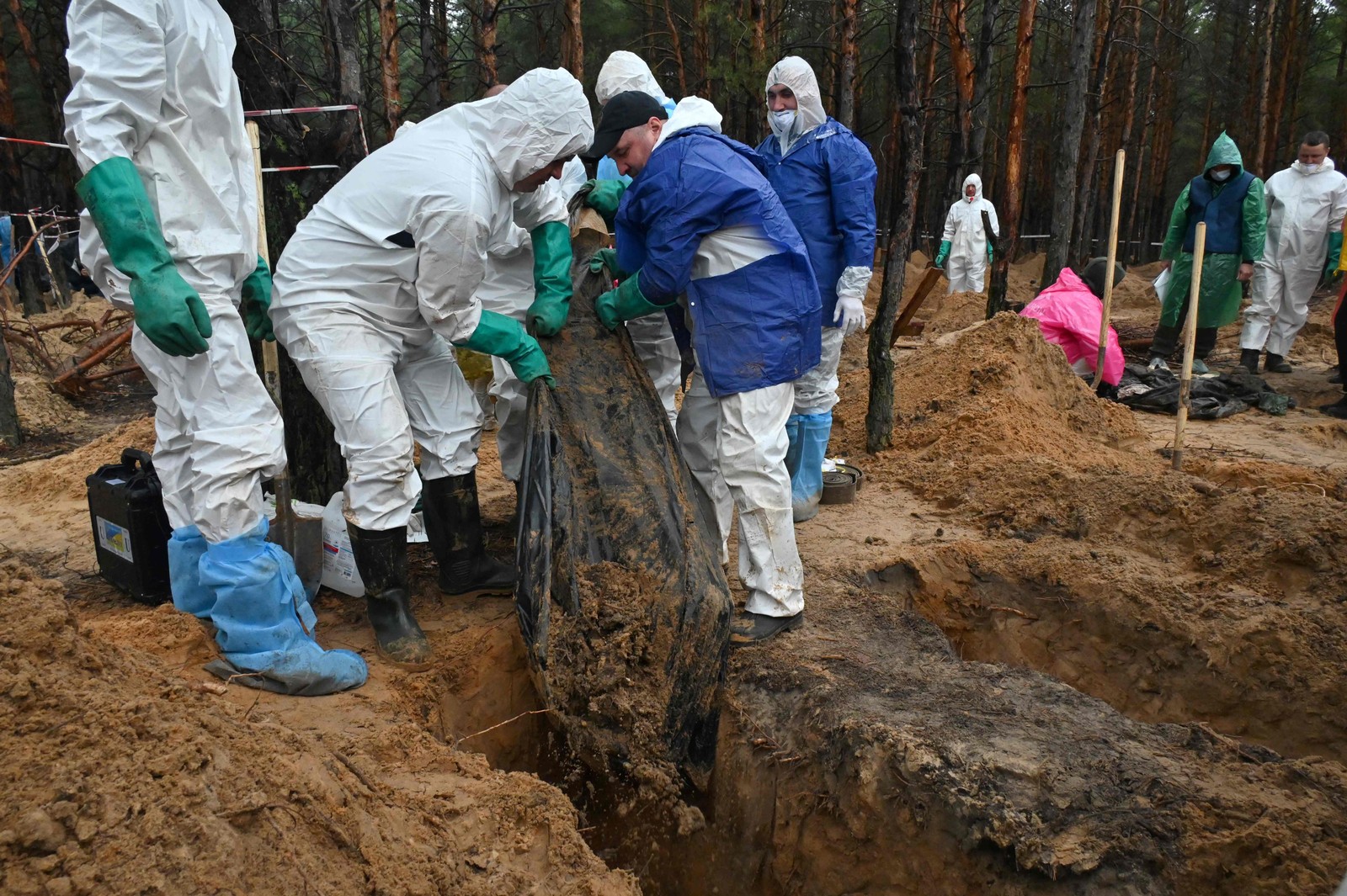 Investigadores ucranianos descobriram mais de 440 sepulturas depois que a cidade foi recapturada das forças russas. — Foto: SERGEY BOBOK / AFP